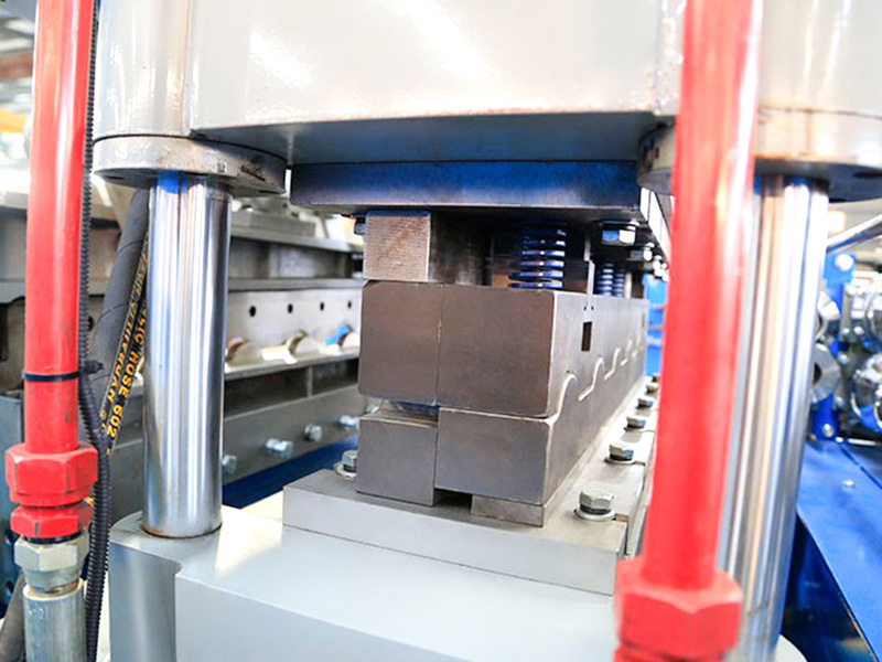 YX25-162-810 آلة تشكيل البلاط المزجج ذات القدرة القوية على التكيف