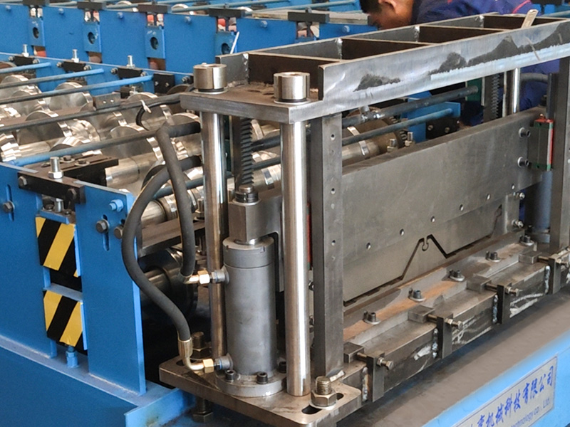 YX25-820 آلة تشكيل البلاط الكهروضوئي سهلة التركيب